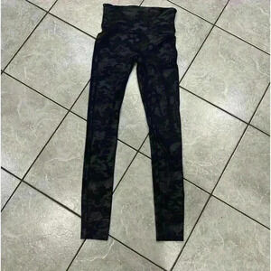 Spanx Black on Black camouflage Leggings Size Small